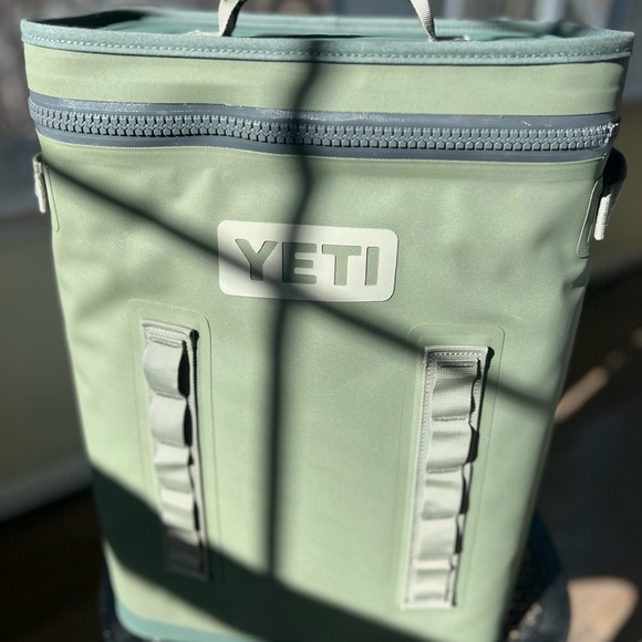 Yeti Hopper BackFlip 24 Soft Sided Backpack Cooler - Picture 3 of 5